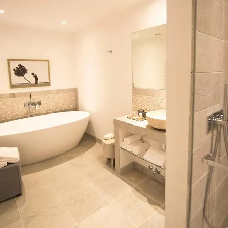 Hof Galerie מלון