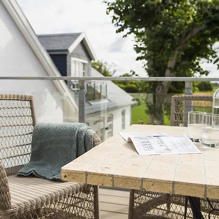 מלון Hof Galerie 4*