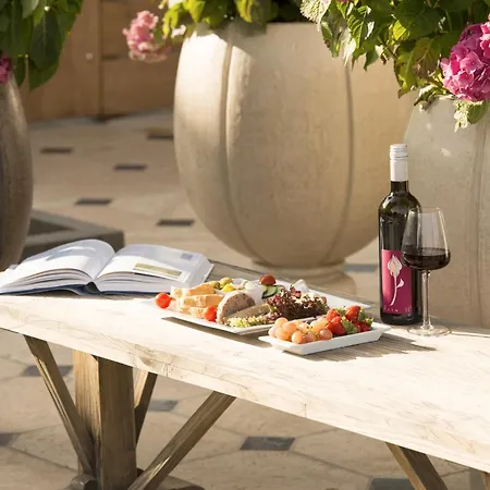 Hof Galerie מלון 4*